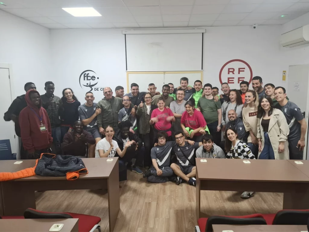 Imagen de la jornada motivacional de bassinga con los jugadores del equipo genuine y el ceti