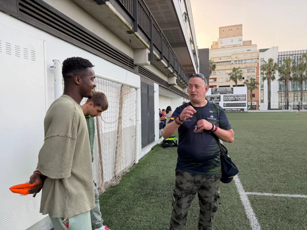 Imagen de la jornada motivacional de bassinga con los jugadores del equipo genuine y el ceti