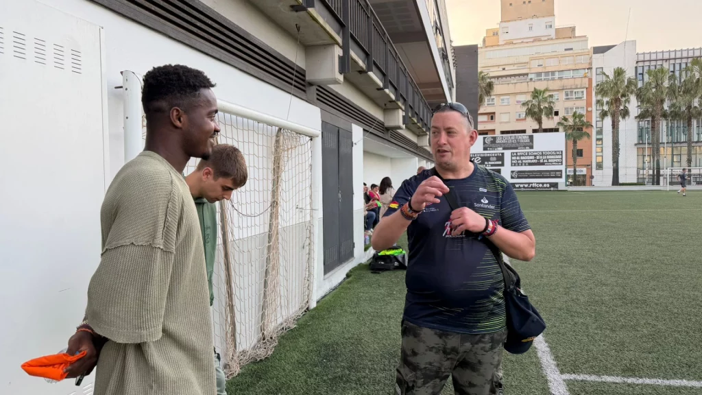Imagen de la jornada motivacional de bassinga con los jugadores del equipo genuine y el ceti
