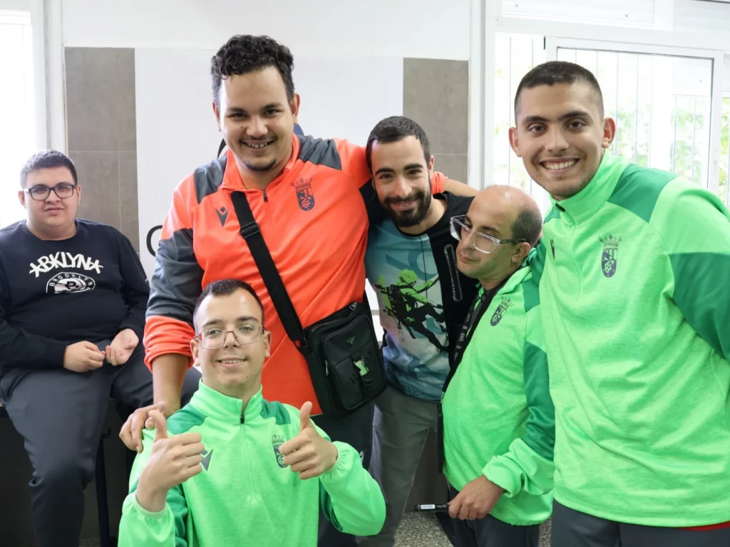 Imagen de los jugadores y el equipo técnico del equipo genuine de futbol de la fundación ad ceuta durante la ruta de la inclusión