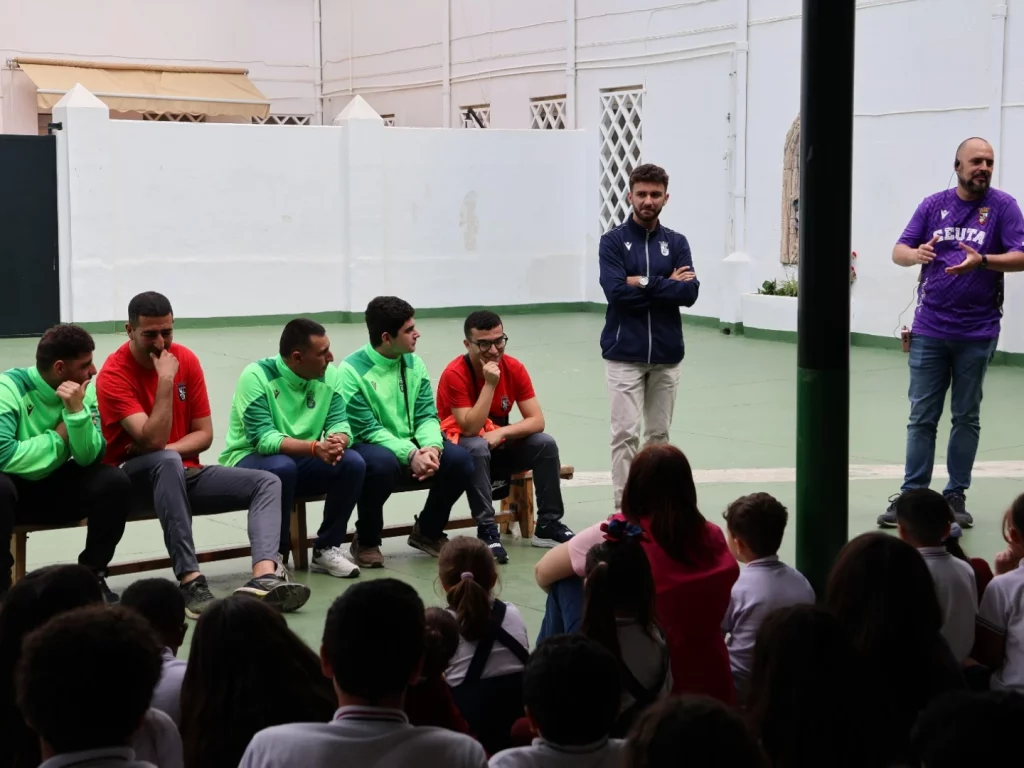 Imagen de los jugadores y el equipo técnico del equipo genuine de futbol de la fundación ad ceuta durante la ruta de la inclusión