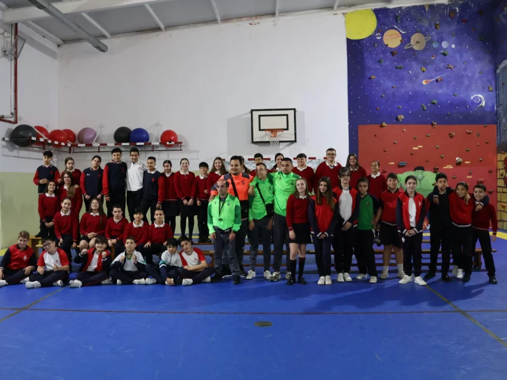 Imagen de los jugadores y el equipo técnico del equipo genuine de futbol de la fundación ad ceuta durante la ruta de la inclusión
