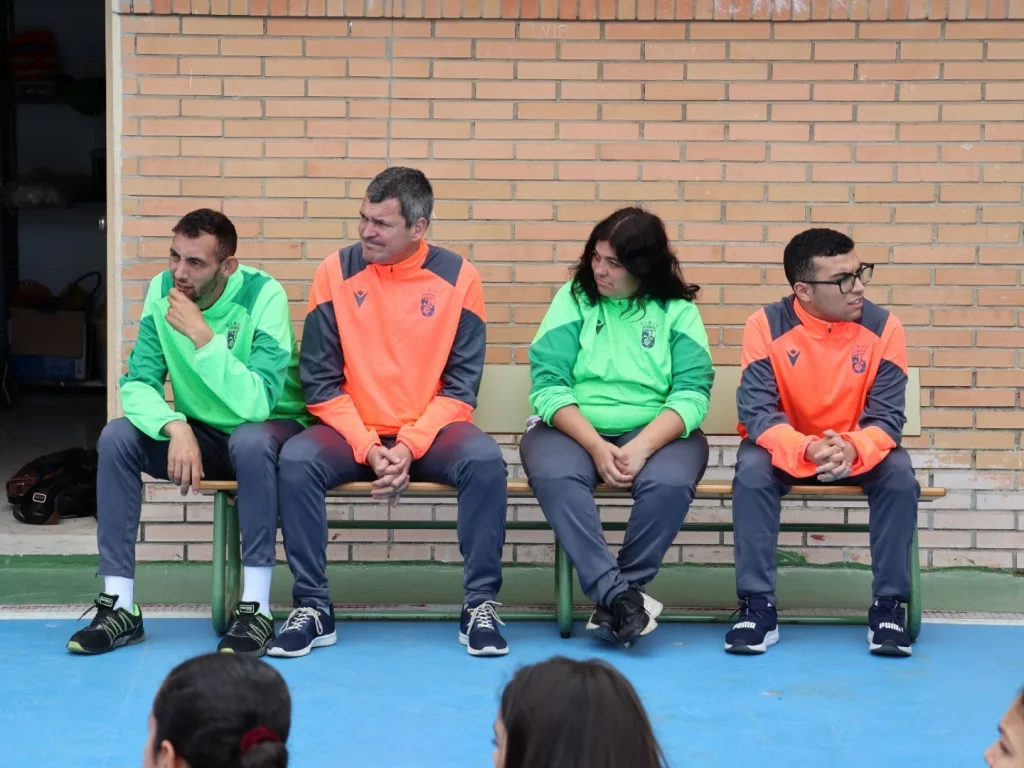 Imagen de los jugadores y el equipo técnico del equipo genuine de futbol de la fundación ad ceuta durante la ruta de la inclusión