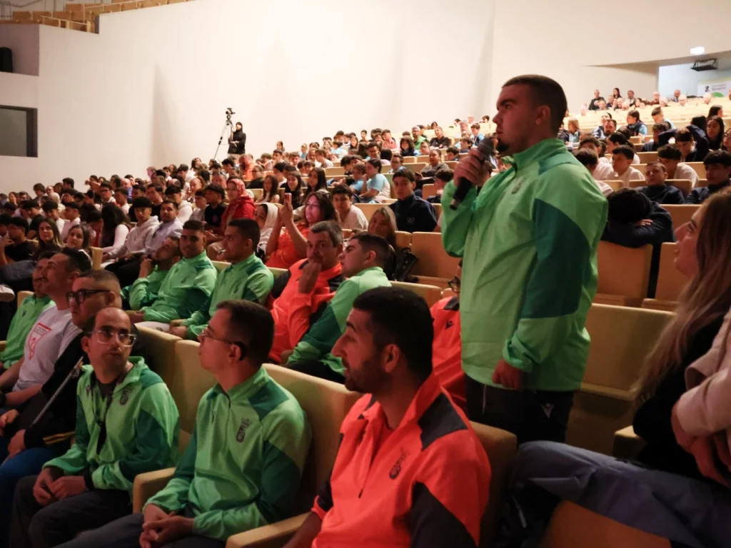 Imagen de los jugadores y el equipo técnico del equipo genuine de futbol de la fundación ad ceuta durante la ruta de la inclusión