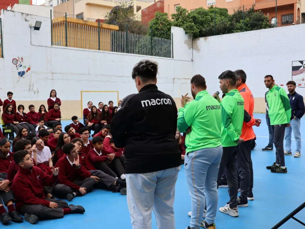 Imagen de los jugadores y el equipo técnico del equipo genuine de futbol de la fundación ad ceuta durante la ruta de la inclusión