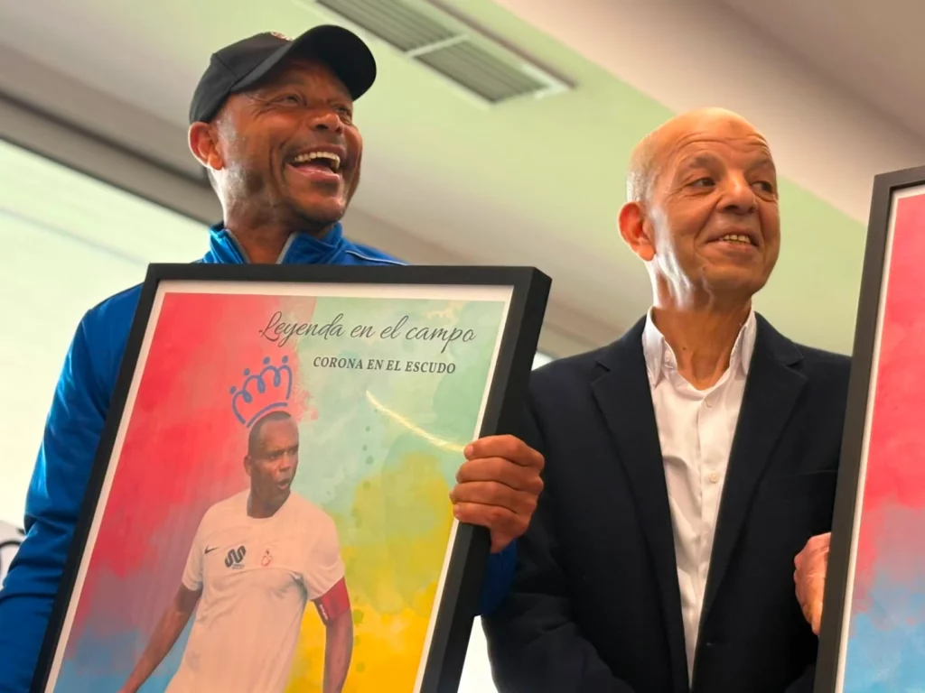 Imagen de sandro sosteniendo un cuadro como regalo por su compromiso por el club AD Ceuta FC