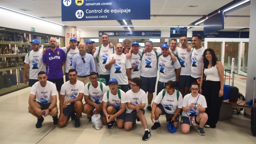 Imagen del equipo genuine ad ceuta fc antes de poner rumbo a madrid