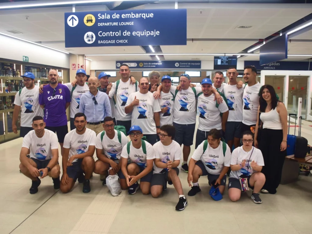 Imagen del equipo genuine ad ceuta fc antes de poner rumbo a madrid