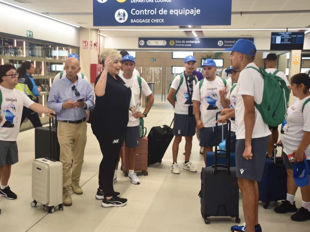 Imagen del equipo genuine ad ceuta fc antes de poner rumbo a madrid