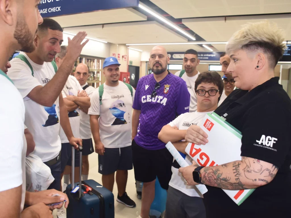 Imagen del equipo genuine ad ceuta fc antes de poner rumbo a madrid