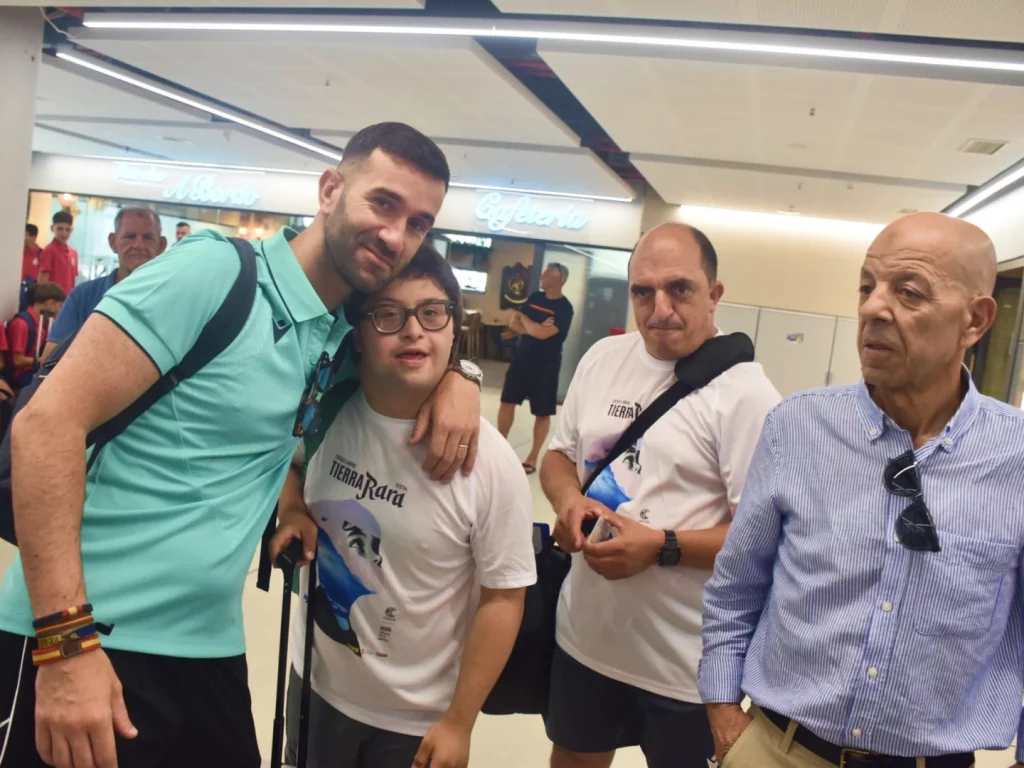 Imagen del equipo genuine ad ceuta fc antes de poner rumbo a madrid