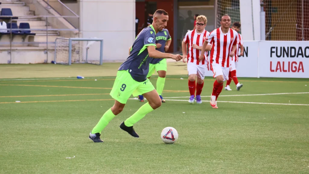Imagen de un jugador del AD Ceuta FC Genuine en el campo de juego