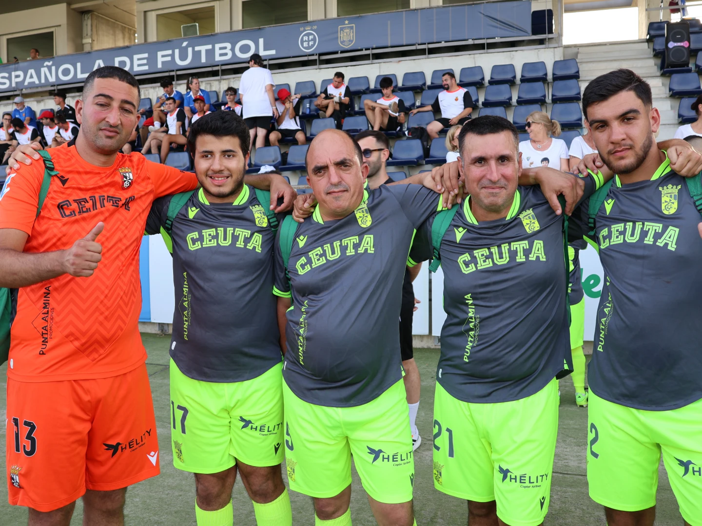 Imagen de los jugadores del equipo ad Ceuta FC Genuine abrazados en el campo de juego